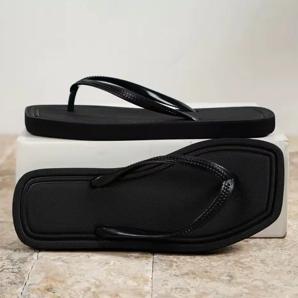 NWT - Flip Flop Square Toe - Black Size 7 Summer 2026 Beach Comfortable Sandal - Picture 2 of 5